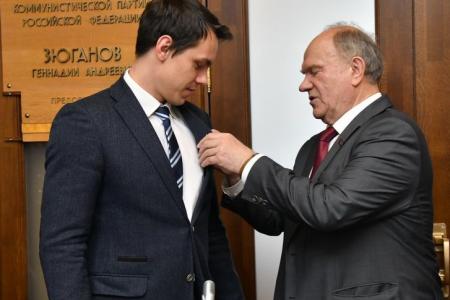 Г.А. Зюганов вручил памятные медали "В ознаменование 100-летия образования СССР" большой группе сотрудников аппарата ЦК КПРФ и фракции КПРФ в Госдуме