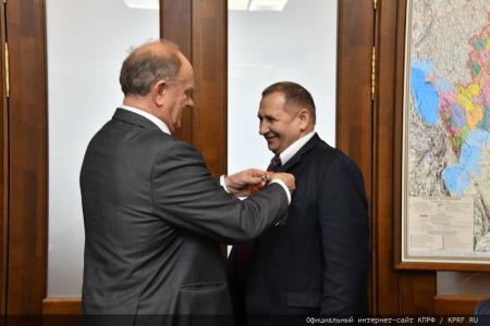 Г.А. Зюганов вручил памятные медали "В ознаменование 100-летия образования СССР" большой группе сотрудников аппарата ЦК КПРФ и фракции КПРФ в Госдуме