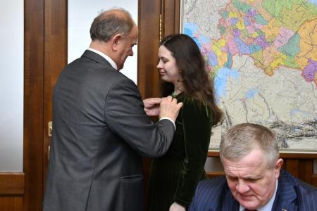 Г.А. Зюганов вручил памятные медали "В ознаменование 100-летия образования СССР" большой группе сотрудников аппарата ЦК КПРФ и фракции КПРФ в Госдуме