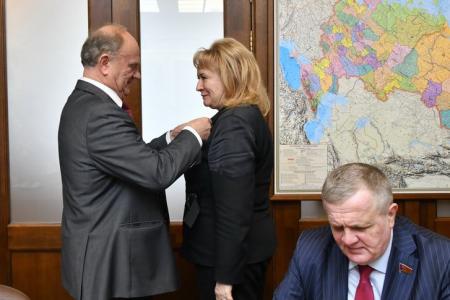 Г.А. Зюганов вручил памятные медали "В ознаменование 100-летия образования СССР" большой группе сотрудников аппарата ЦК КПРФ и фракции КПРФ в Госдуме