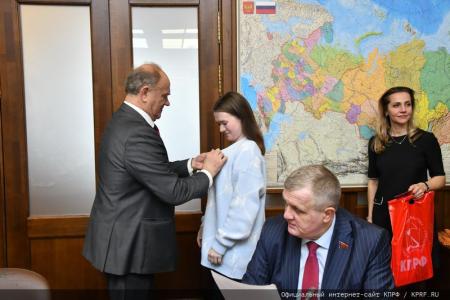 Г.А. Зюганов вручил памятные медали "В ознаменование 100-летия образования СССР" большой группе сотрудников аппарата ЦК КПРФ и фракции КПРФ в Госдуме