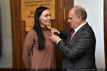 Г.А. Зюганов вручил памятные медали "В ознаменование 100-летия образования СССР" большой группе сотрудников аппарата ЦК КПРФ и фракции КПРФ в Госдуме