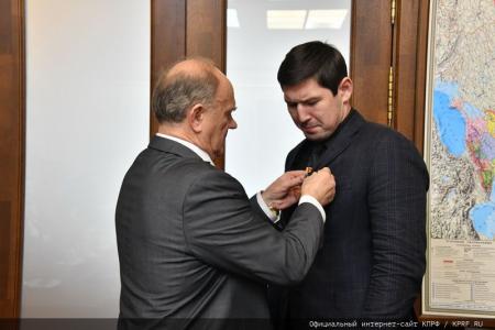 Г.А. Зюганов вручил памятные медали "В ознаменование 100-летия образования СССР" большой группе сотрудников аппарата ЦК КПРФ и фракции КПРФ в Госдуме
