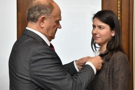 Г.А. Зюганов вручил памятные медали "В ознаменование 100-летия образования СССР" большой группе сотрудников аппарата ЦК КПРФ и фракции КПРФ в Госдуме