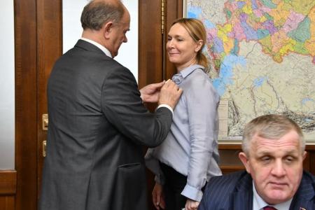 Г.А. Зюганов вручил памятные медали "В ознаменование 100-летия образования СССР" большой группе сотрудников аппарата ЦК КПРФ и фракции КПРФ в Госдуме