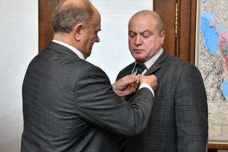 Г.А. Зюганов вручил памятные медали "В ознаменование 100-летия образования СССР" большой группе сотрудников аппарата ЦК КПРФ и фракции КПРФ в Госдуме