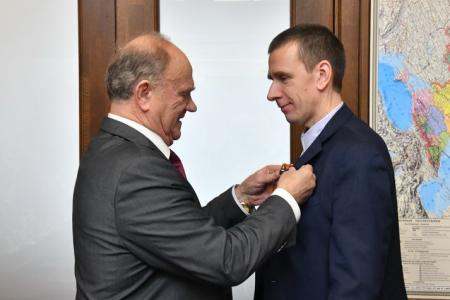 Г.А. Зюганов вручил памятные медали "В ознаменование 100-летия образования СССР" большой группе сотрудников аппарата ЦК КПРФ и фракции КПРФ в Госдуме