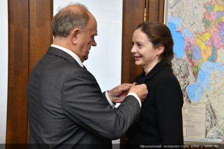 Г.А. Зюганов вручил памятные медали "В ознаменование 100-летия образования СССР" большой группе сотрудников аппарата ЦК КПРФ и фракции КПРФ в Госдуме