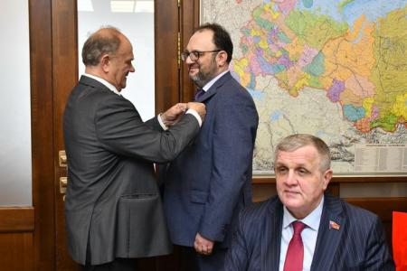 Г.А. Зюганов вручил памятные медали "В ознаменование 100-летия образования СССР" большой группе сотрудников аппарата ЦК КПРФ и фракции КПРФ в Госдуме