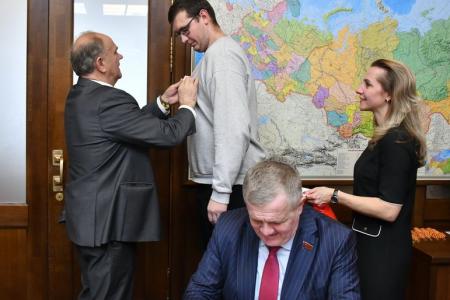 Г.А. Зюганов вручил памятные медали "В ознаменование 100-летия образования СССР" большой группе сотрудников аппарата ЦК КПРФ и фракции КПРФ в Госдуме