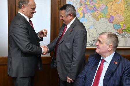 Г.А. Зюганов вручил памятные медали "В ознаменование 100-летия образования СССР" большой группе сотрудников аппарата ЦК КПРФ и фракции КПРФ в Госдуме