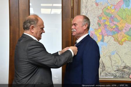 Г.А. Зюганов вручил памятные медали "В ознаменование 100-летия образования СССР" большой группе сотрудников аппарата ЦК КПРФ и фракции КПРФ в Госдуме
