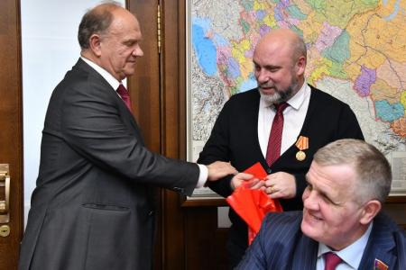 Г.А. Зюганов вручил памятные медали "В ознаменование 100-летия образования СССР" большой группе сотрудников аппарата ЦК КПРФ и фракции КПРФ в Госдуме