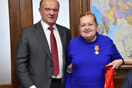 Г.А. Зюганов вручил памятные медали "В ознаменование 100-летия образования СССР" большой группе сотрудников аппарата ЦК КПРФ и фракции КПРФ в Госдуме