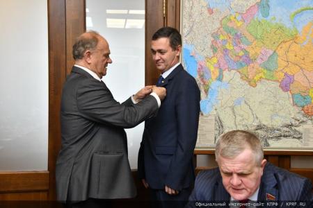 Г.А. Зюганов вручил памятные медали "В ознаменование 100-летия образования СССР" большой группе сотрудников аппарата ЦК КПРФ и фракции КПРФ в Госдуме