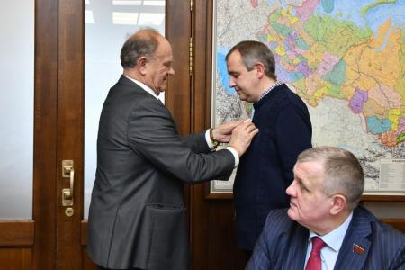 Г.А. Зюганов вручил памятные медали "В ознаменование 100-летия образования СССР" большой группе сотрудников аппарата ЦК КПРФ и фракции КПРФ в Госдуме