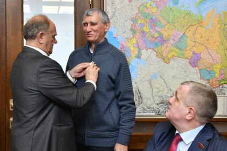 Г.А. Зюганов вручил памятные медали "В ознаменование 100-летия образования СССР" большой группе сотрудников аппарата ЦК КПРФ и фракции КПРФ в Госдуме