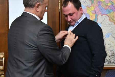 Г.А. Зюганов вручил памятные медали "В ознаменование 100-летия образования СССР" большой группе сотрудников аппарата ЦК КПРФ и фракции КПРФ в Госдуме