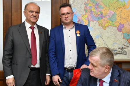 Г.А. Зюганов вручил памятные медали "В ознаменование 100-летия образования СССР" большой группе сотрудников аппарата ЦК КПРФ и фракции КПРФ в Госдуме