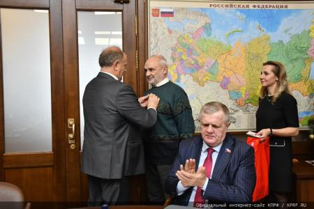 Г.А. Зюганов вручил памятные медали "В ознаменование 100-летия образования СССР" большой группе сотрудников аппарата ЦК КПРФ и фракции КПРФ в Госдуме