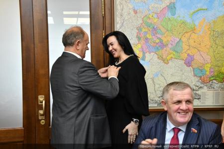 Г.А. Зюганов вручил памятные медали "В ознаменование 100-летия образования СССР" большой группе сотрудников аппарата ЦК КПРФ и фракции КПРФ в Госдуме