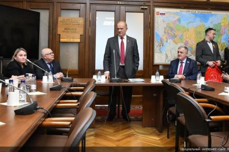 Г.А. Зюганов вручил памятные медали "В ознаменование 100-летия образования СССР" большой группе сотрудников аппарата ЦК КПРФ и фракции КПРФ в Госдуме