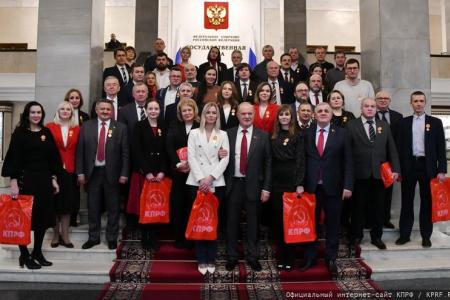 Г.А. Зюганов вручил памятные медали "В ознаменование 100-летия образования СССР" большой группе сотрудников аппарата ЦК КПРФ и фракции КПРФ в Госдуме