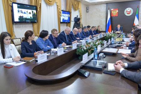 Глава Хакасии, коммунист Валентин Коновалов провёл итоговое заседание правительства республики