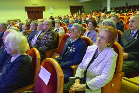 Глава Хакасии Валентин Коновалов поздравил республиканское ветеранское движение с юбилеем