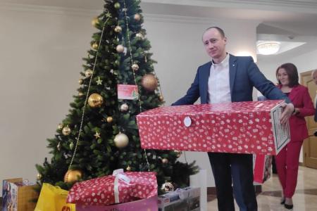Алтайский край. Депутаты КПРФ исполнили новогодние желания детей