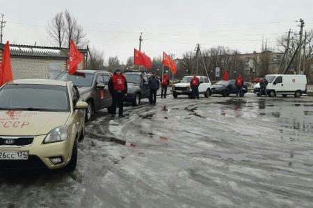 Сталинградские коммунисты приняли участие в автопробегах и пикетировании в честь 100-летия образования СССР