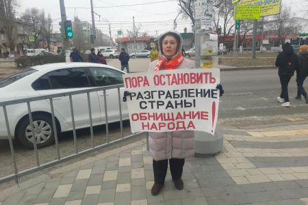 Сталинградские коммунисты приняли участие в автопробегах и пикетировании в честь 100-летия образования СССР