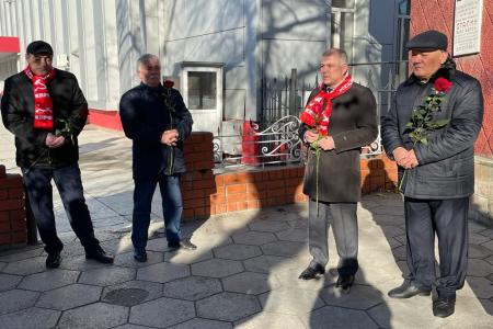 Дагестанские коммунисты провели возложение цветов к барельефу Иосифа Виссарионовича Сталина