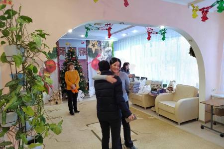Лидер алтайских коммунистов Мария Прусакова привезла новогодние подарки воспитанникам детского дома