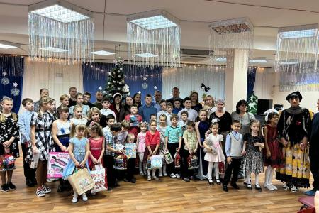Коммунисты вручили новогодние подарки более тысячи детей Ульяновской области