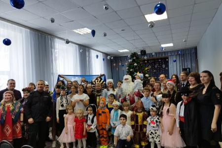 Коммунисты вручили новогодние подарки более тысячи детей Ульяновской области