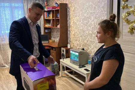 Коммунисты вручили новогодние подарки более тысячи детей Ульяновской области