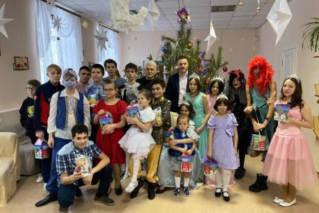 Коммунисты вручили новогодние подарки более тысячи детей Ульяновской области