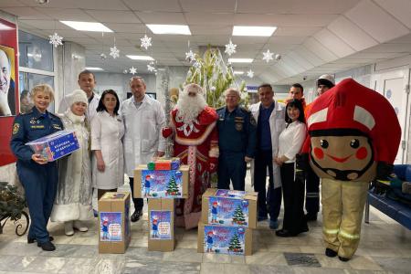 Коммунисты вручили новогодние подарки более тысячи детей Ульяновской области