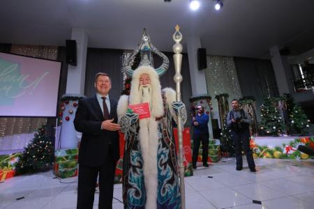 Анатолий Локоть поздравил детей из ЛНР с наступающим Новым годом