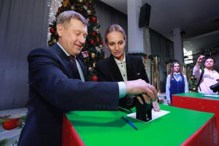 Анатолий Локоть поздравил детей из ЛНР с наступающим Новым годом