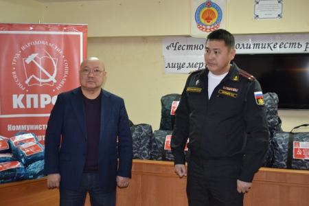 Коммунисты Калмыкии передали мобилизованным землякам теплые вещи и спальные мешки