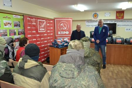 Коммунисты Калмыкии передали мобилизованным землякам теплые вещи и спальные мешки