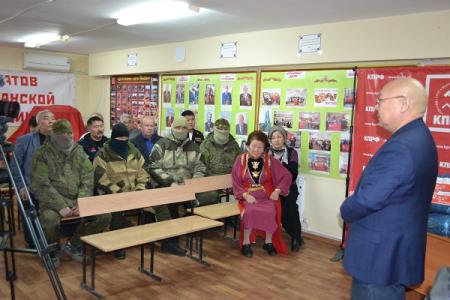 Коммунисты Калмыкии передали мобилизованным землякам теплые вещи и спальные мешки