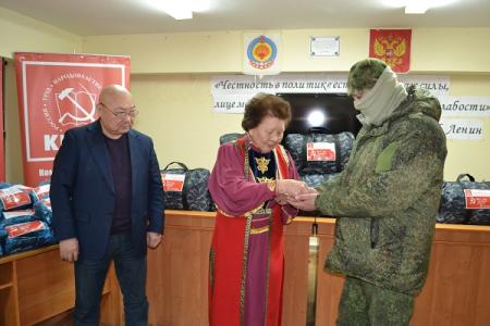 Коммунисты Калмыкии передали мобилизованным землякам теплые вещи и спальные мешки