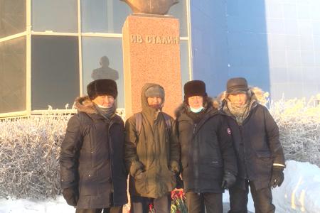 В день рождения И.В. Сталина коммунисты Якутии возложили цветы к его памятникам