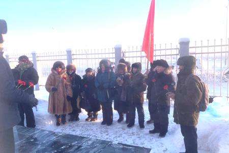 В день рождения И.В. Сталина коммунисты Якутии возложили цветы к его памятникам