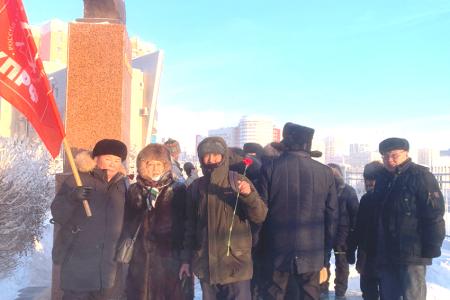 В день рождения И.В. Сталина коммунисты Якутии возложили цветы к его памятникам