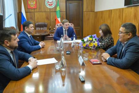 Глава Хакасии Валентин Коновалов вручил многодетным семьям медали «Родительская доблесть Хакасии»