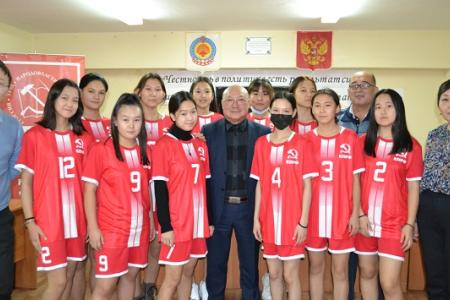 Республика Калмыкия. КПРФ подарила женской волейбольной команде спортивные костюмы с партийной символикой